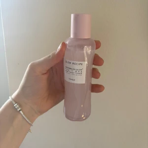 Glow Recipe toner + All nighter settingspray  - Glow Recipe toner. Testad 2 gånger. Köpte på cultbeauty för 550 kr 🩷All nighter settingspray. Båda för 150 kr 