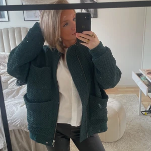 Grön jacka - Superfin grön jacka från Carin Wester som tyvärr inte kommer till användning. Ett hål på insidan av jackan men inget som syns på utsidan när man har på sig den. 