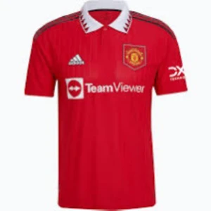 Man utd tröja för barn - Säljer en röd manchester united fotbollströja från Adidas med vit krage och svarta detaljer. 