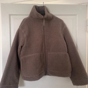 Brun teddyjacka med dragkedja - Den populära Hm teddyjackan i den lite tunnare modellen, använd men inga stora defekter🥥
