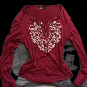 D&G tröja med söta detaljer  - Hittat denna unika tröja på secondhand, inga defekter🎀 skulle uppskatta till storlek S, lite cropped passform🎀ge prisförslag!!!