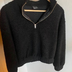 Teddy tröja - Mysigaste croppade tröjan från Gina! Välanvänd