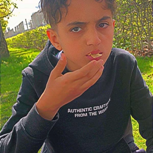 Säljer ett gulligt barn på grund av att familjen inte vill ha kvar honom. - 174 lång (160 på en bra dag) väldigt aggresiv men snäll, älskar stora hundar gärna aggressiva, brukar lyssna bra när man säger till honom (pris kan diskuteras) blir ett hyfsat stort paket så rekommenderas att hämta 