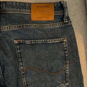 Jack & Jones Jeans - Jack & Jones Jeans i modellen Taper.   Superbra passform och skön kvalitet.   Storlek 32/32.  Nyskick.