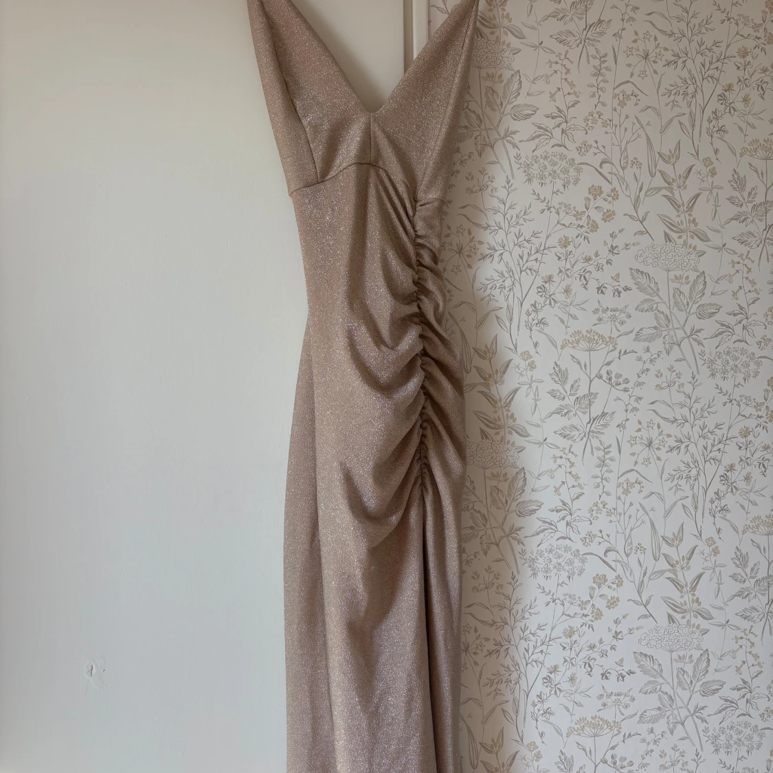 Champagnefärgad glittrig långklänning