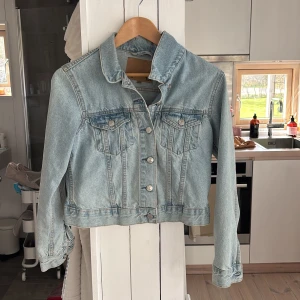 Jeansjacka  - Säljer denna snygga jeansjacka från lager 157 