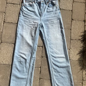 Raka jeans - Ljusblåa raka jeans från lager 157. Jeansen är i storlek 160 (barn) men skulle passa för xxs-s. Använda ett fåtal gånger och inga defekter. Skriv för frågor eller för mått 🎀💗Pris kan diskuteras