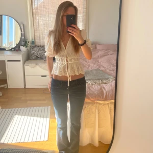 Snygga jeans - Lågmidjade bootcut jeans från 7 for all mankind❣️midjemåttet 35/36cm + stretch, innerben 81cm