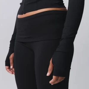 Svarta yogapants - Säljer ett par svarta yogapants med low waist och bred linning från Gina Tricot. Storlek S, nypris 359kr. Skriv om ni vill ha egna bilder🤍