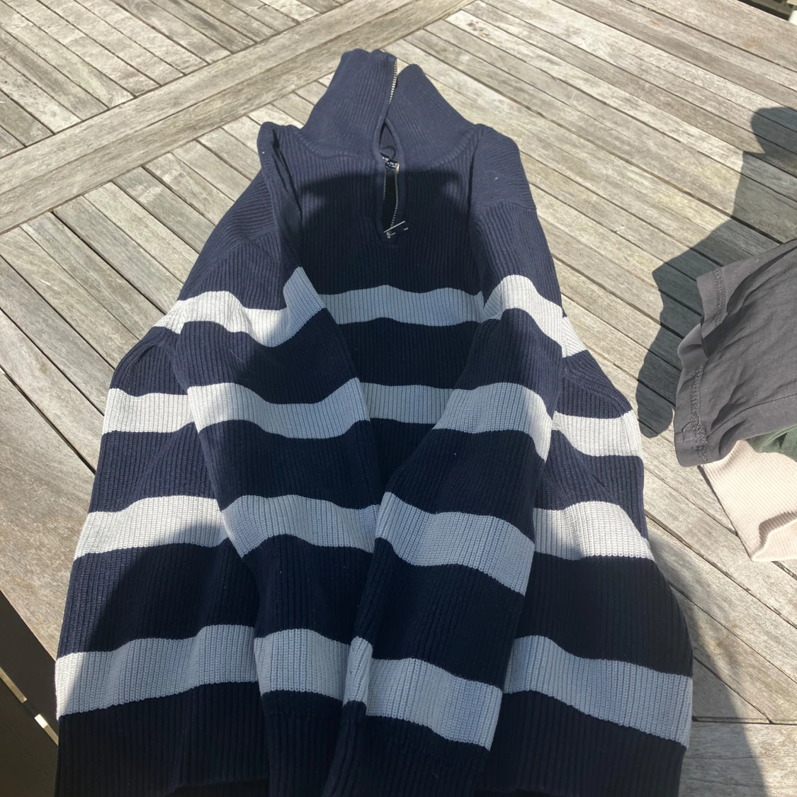 Mörkblå och vit randig stickad tröja från Zara