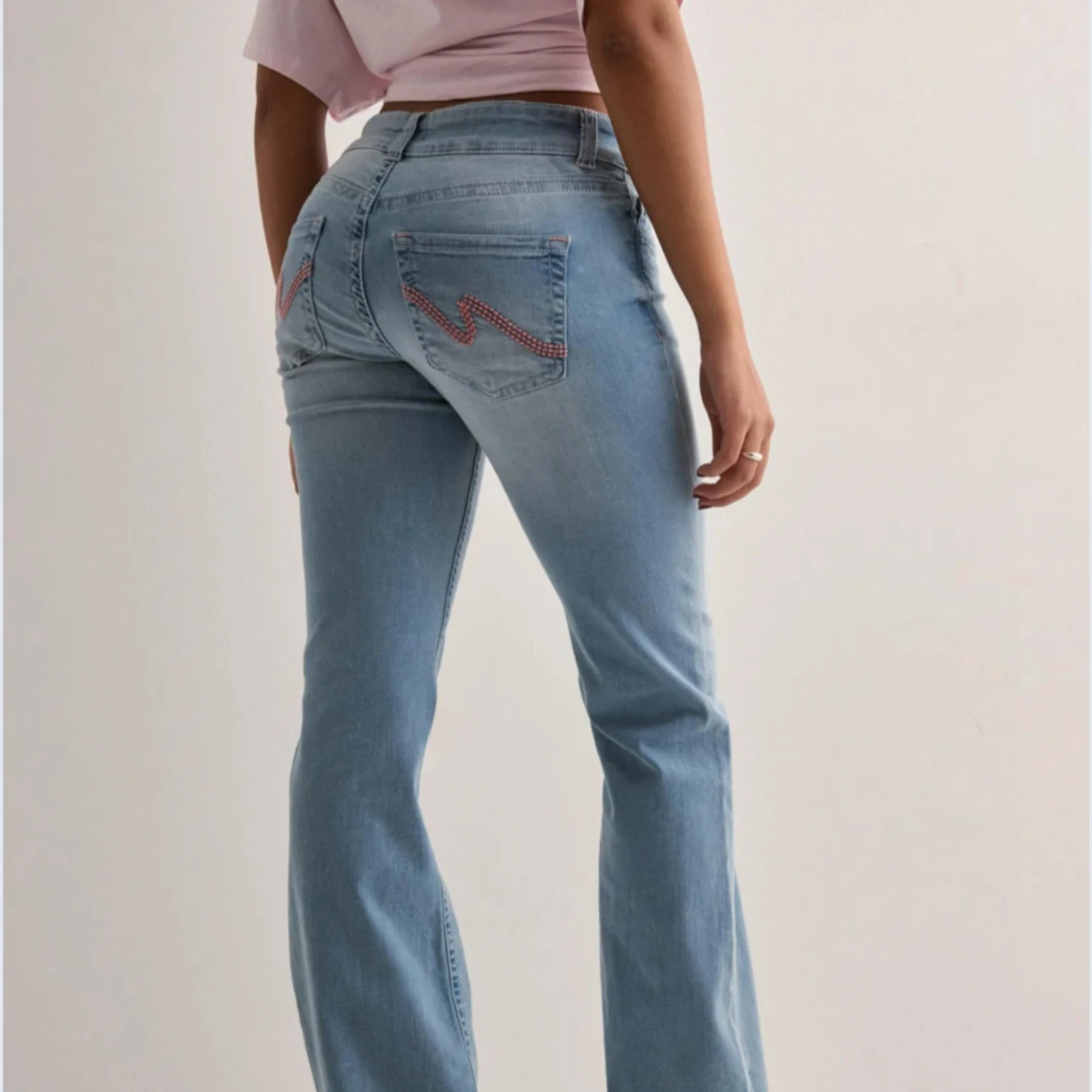 Jeans feån nelly med rosa fickor