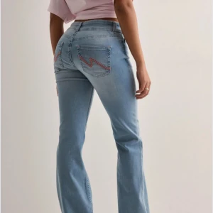 Jeans feån nelly med rosa fickor - Helt nya jeans vill bli av med de och priser kan dras med väldigt mycket gör av er