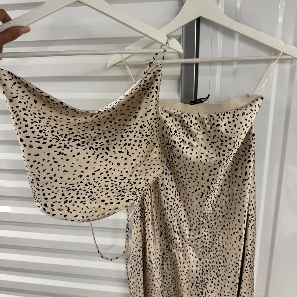 Beige prickig set med både kjol o topp med tunna axelband - 1