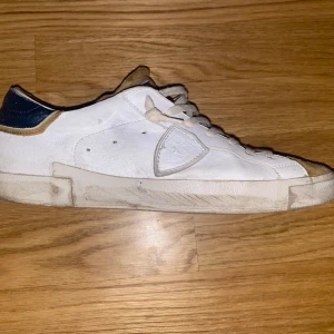 Philippe model storlek 44 - Väldigt gott skick men plösen är trasig, men det syns inte och påverkar inte. Original låda finns. 