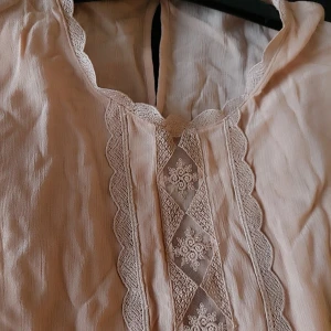 Rosa blus från H&M - Normal I storlek, trendig rosa blus från H&M, använd sällan 