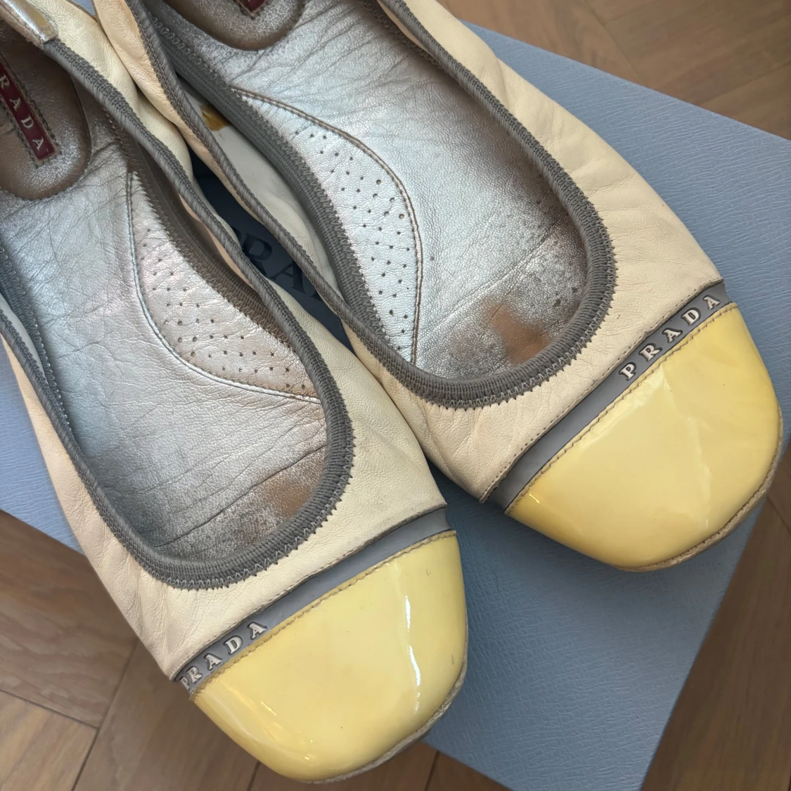 Beige& gula ballerinaskor från Prada