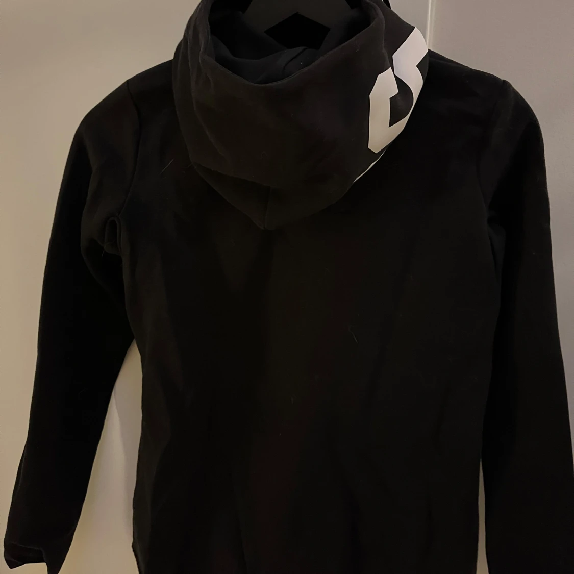 Svart hoodie från Peak Performance med dragkedja och huva - 1