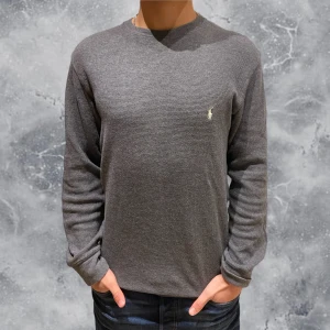 Ralph Lauren 100% Cotton tröja grå  - •Ralph Lauren Long Sleeve Crewneck sweater 100% cotton tröja grå. Skick: 9/10, Inga skador! Storlek: S herr. Modell: 173 cm, 63 kg. Authentic: ✅. Hör av dig vid frågor eller funderingar, mvh Hessler’s;) 