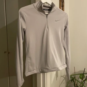Nike träningströja - En Nike running träningströja, tunn och skön. Storlek XS, använd en gång, köpt i England ❣️Lägg gärna ett prisförslag! ❤️