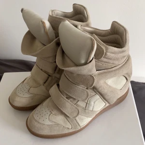 Isabel marant skor - Intressekoll!! på mina isabel marant skor för att de tyvärr inte kommer till användning, jätte fint skick. Dustbags kommer med, tyvärr är kartongen borta🫶🏼