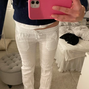 Jättefina Chelsea linnebyxor!  - Säljer ett par vita linnebyxor från Chelsea i storlek M men skulle säga att det passar S också. Verkligen super fina och Lågmidjade!!! 