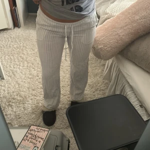 Linnebyxor  - Hej! Säljer mina Lågmidjade linnebyxor som är i nyskick, endast testad och aldrig kommit till användning, de är ganska korta men passar mig som är ungefär 160🤗hör av dig för fler frågor annars använd ”köp nu” så postar jag så fort jag kan✨(de är inte genomskinliga)