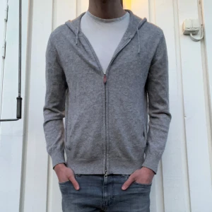  kashmir hoodie från Sayless - Säljer en stilren grå hoodie från Sayless i mjuk kashmir. perfekt för sommar kvällar. Perfekt för dig som vill ha både stil och komfort.