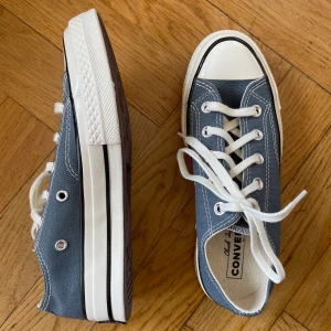 Blågråa Converse Chuck 70 Unisex Sneackers - Använts en gång, inga defekter. Storlek 36.5 
