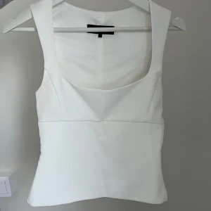 Vit  topp - Säljer denna topp från Zara!💕