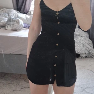 Kort klänning med knappstägning. - Knappstägning. Andvänd fåtal gånger.