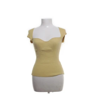 Gul ribbad klänning - Snygg gul ribbad klänning med korta ärmar och en v-ringad design. Perfekt för en solig dag eller en somrig fest. Klänningen har en figurnära passform som framhäver silhuetten.