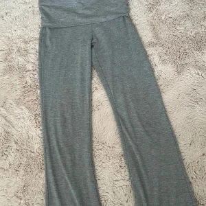Grå yoga pants från Gina Tricot - Grå yoga pants från Gina Tricot Young med bootcut i stil. Byxorna är tillverkade i mjukt och stretchigt material som passar perfekt för en avslappnad stil💕