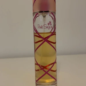 Pink Sugar Eau de Toilette 100ml - Denna parfym är väldigt söt och påminner om godis (sockervadd) och bär, mer än hälften kvar som på bilden!!🍓🍬