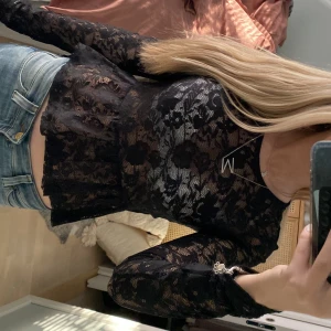 Svart spetsblus från Gina Tricot - Säljer en elegant svart spetsblus från Gina Tricot. Blusen har långa ärmar och en vacker spetsdesign. 💕 priset går att diskuteras.