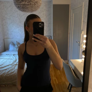 Linne🦋 - Ett marinblått linne från Gina Tricot i storlek M💘