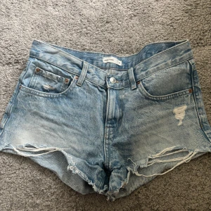 Blå jeansshorts från Gina tricot  - Snygga blå jeansshorts från Gina tricot, i storlek 36. De sitter low waist 