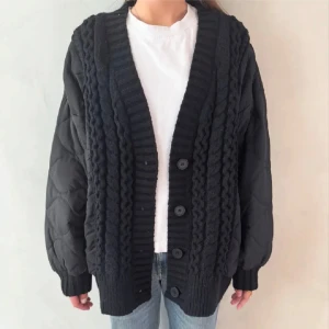 Svart cardigan jacka med knappar - Supersnygg svart vår cardigan jacka med stickade detaljer och knappar framtill. Samma som första bilden fast den har coola vita randiga detaljer🥰