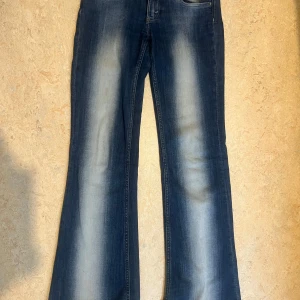Weekday jeans - Säljer Weekday jeans, det är i bra skick och väl använda💕skriv privat om ni vill ha mer information.