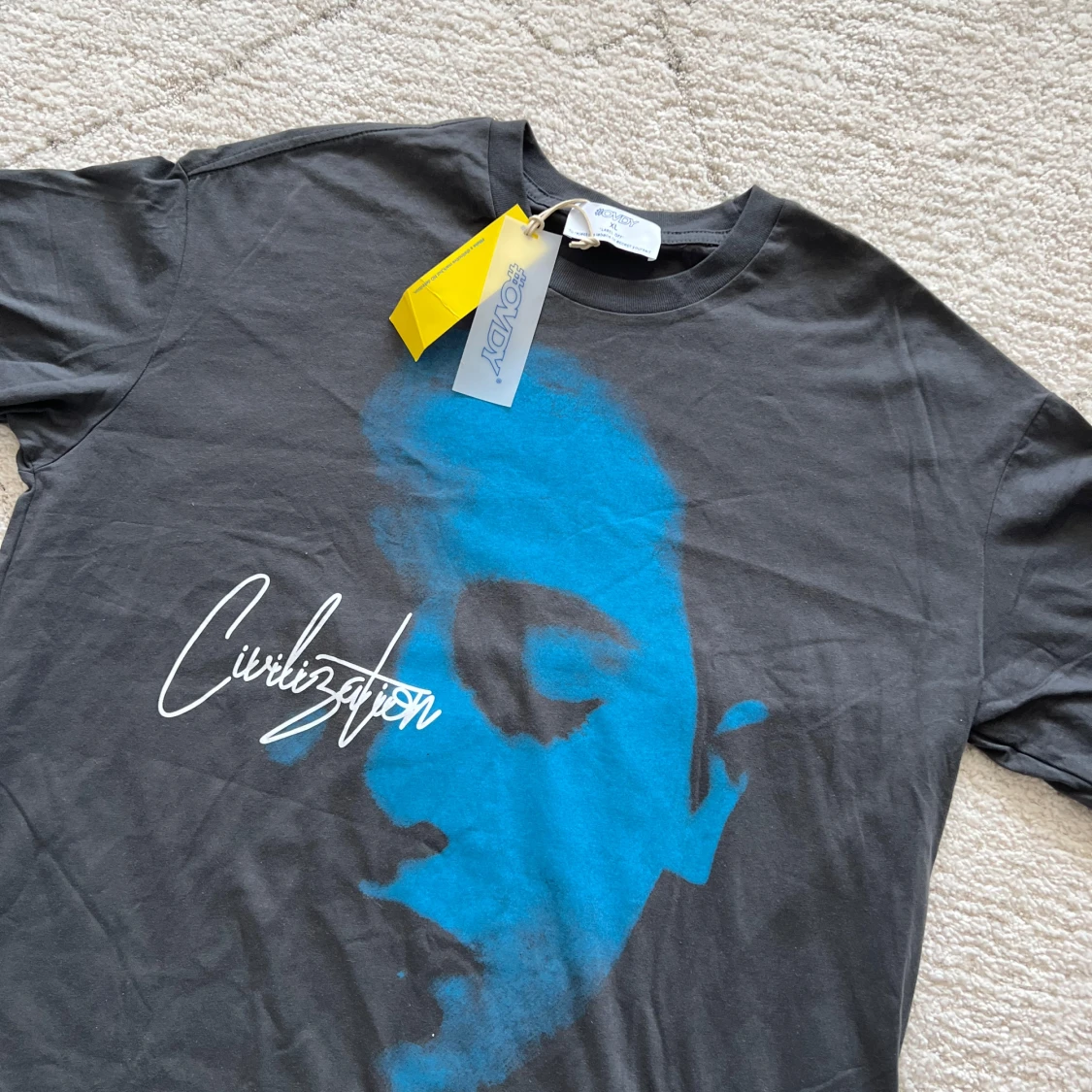 Svart t-shirt med blått tryck från Only - 1