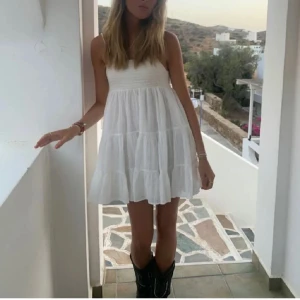 Zara klänning - Säljer denna snygga och populära Zara klänning i fint skick💕