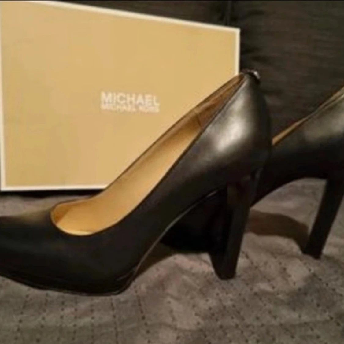 Svarta pumps från Michael Kors - 1