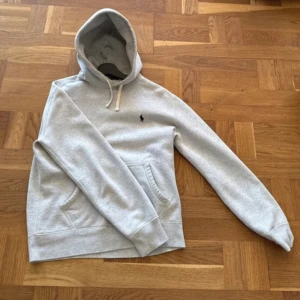 Ralph lauren hoodie grå - Säljer nu denna riktigt snygga ralph lauren hoodien. Det är storlek M på tagen men sitter som S. Den är i mycket bra skick och nästan aldrig använd. Snörena är borttagna. Skriv vid fler frågor 