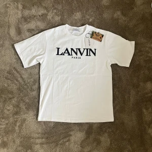 Lanvin t-shirt - Säljer nu min lanvin t shirt som är använd en gång. Storlek M