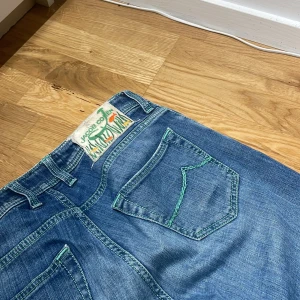Jacob cohen jeans - Trendiga blå Jacob cohen jeans perfekta nu till sommaren. De har den klassiska Jacob cohen designen på bakfickorna och på etiketten. De har storlek 31 vilket passar någon runt 185cm. Vid frågor är det bara att kontakta mig. Priset kan diskuteras vid snabb affär.