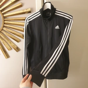 adidas jacka - zip jacka från Adidas, aldrig använts.