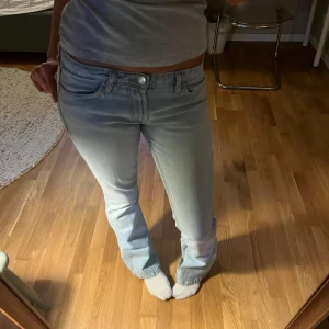Lågmidjade Zara jeans  - Dom super populära lågmidjade jeansen från Zara som inte går att köpa längre. Säljer vid bra pris