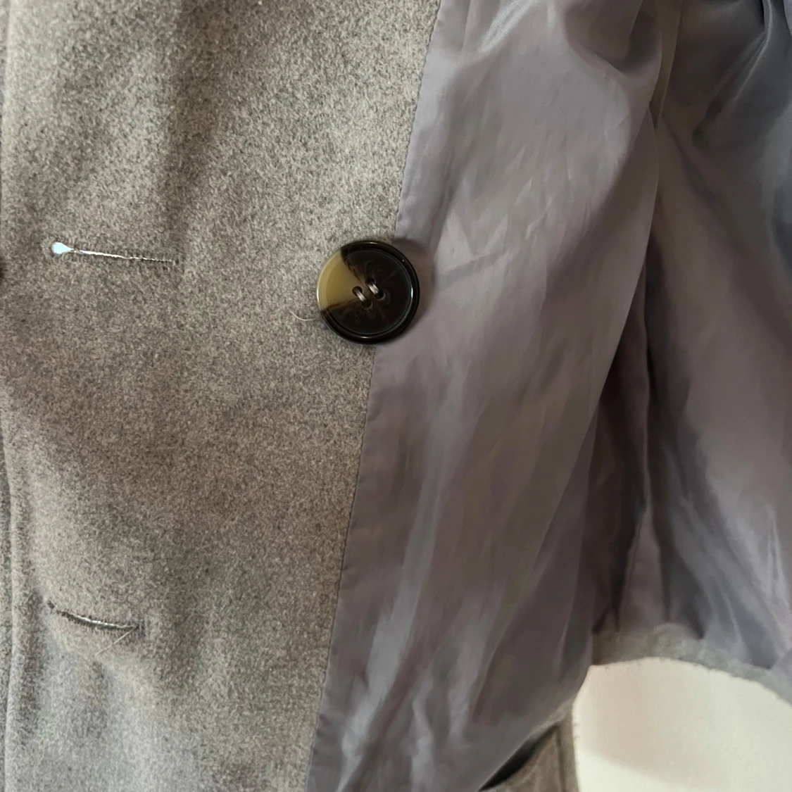 Grå kappa med knappar - 2