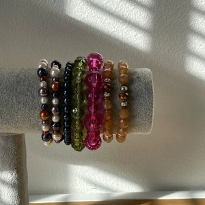 Blandade armband - 7 stycken. Fler armbands bundles finns på profilen! Alla smycken är köpt av min mamma på 80-2010 talet 😊