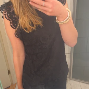 Ärmlös svart spetsblus - Säljer en fin spetsblus från pieces. Använd fåtal gånger.