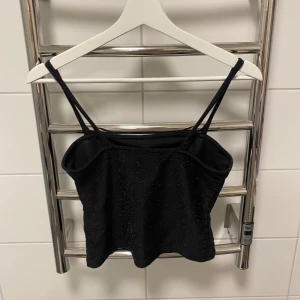 Glittirg topp - glittrigt linne från gina tricot i strl S. åtsittande passform. lite av sömmen har gått upp på ena sidan (se sista bilden)